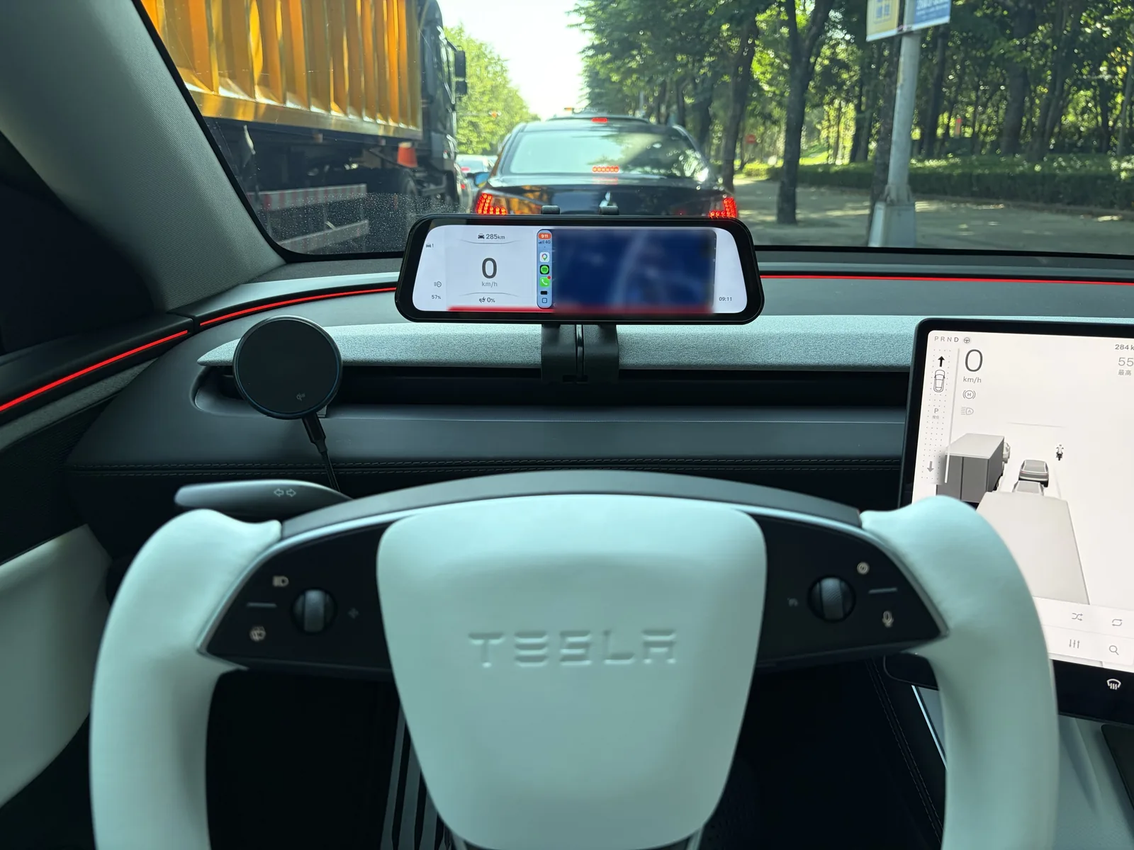 Dash 支架 v2.0 裝在車上，S3XY&nbsp;Dash 在方向盤正上方