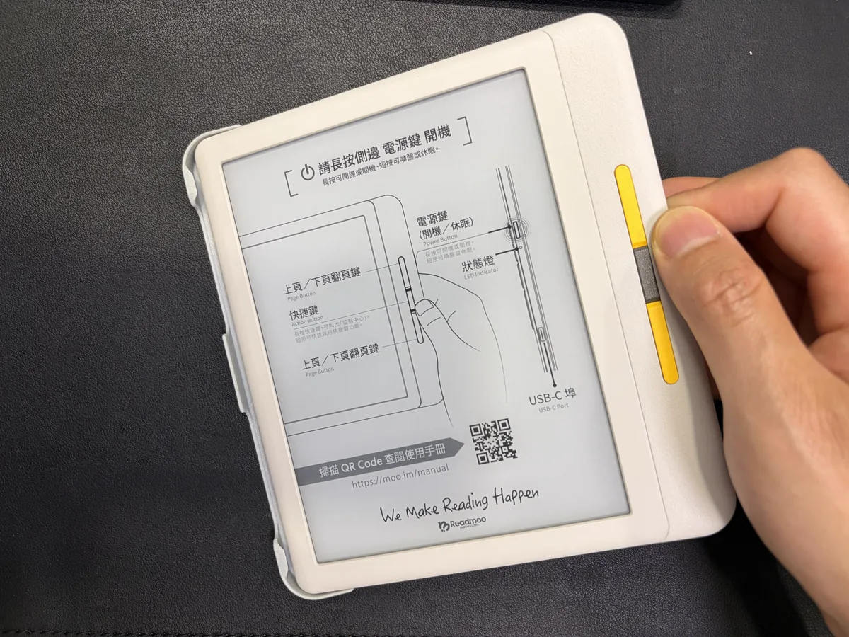 迷月白 Nana 左邊斜插進白色保護殼的扣唇，右邊還抬著